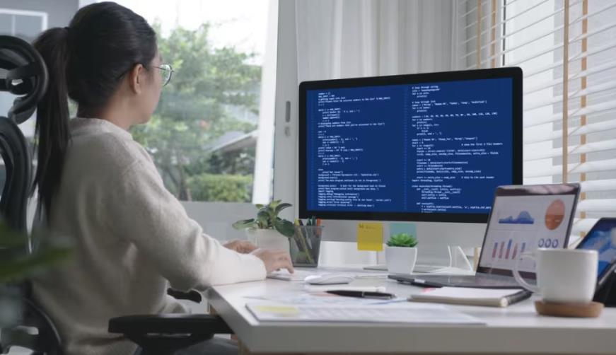 二连浩特市软件开发公司实战建议:网站赋能,为何必须接入支持机器人?